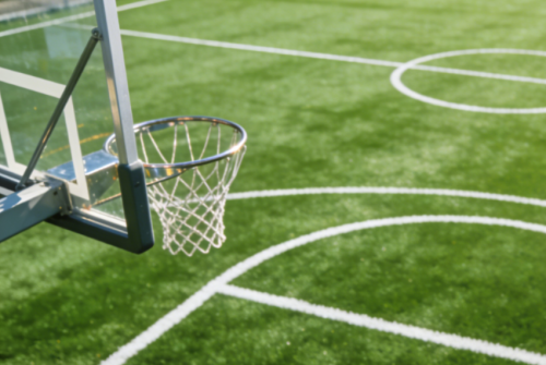 Руководство по обновлению баскетбольной площадки: почему искусственный газон становится первым выбором?