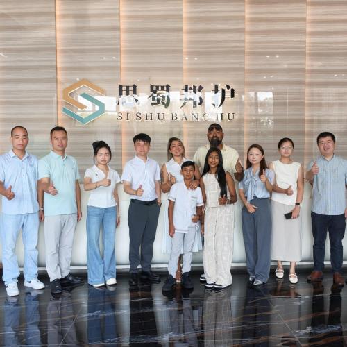 Un cliente australiano regresa a Sishubanghu para una segunda visita a la fábrica