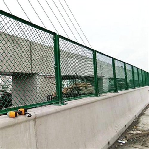 What are the weather resistance requirements for powder coatings for traffic guardrails?