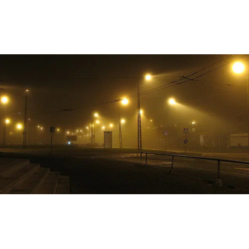 Stimulation de la luminosité de la réverbère dans les conditions de brouillard lourdes