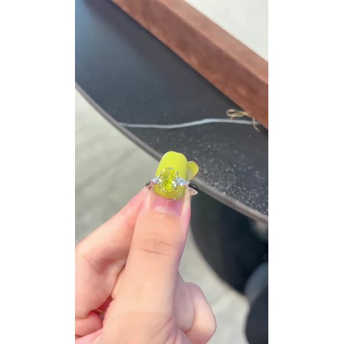 Anillo de tres piedras con diamantes cultivados en laboratorio de color rosa en forma de pera