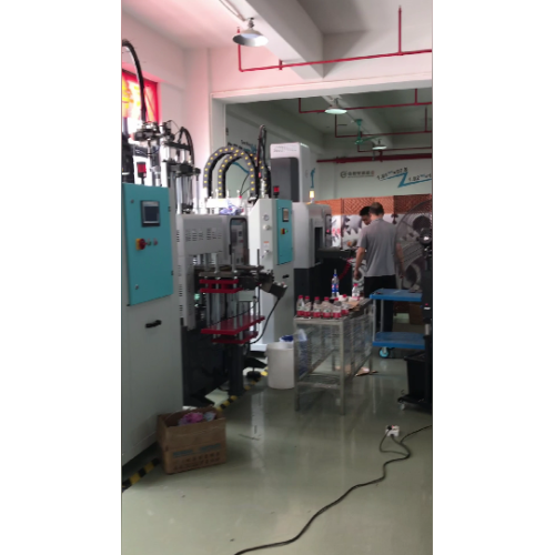 Machine à moulage d'injection de silicone liquide