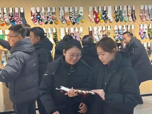 전시회의 신제품 서명 명령 Liaoyuan Socks Group의 Spring and Summer 2025 신제품 주문 회의는 활력으로 가득합니다!