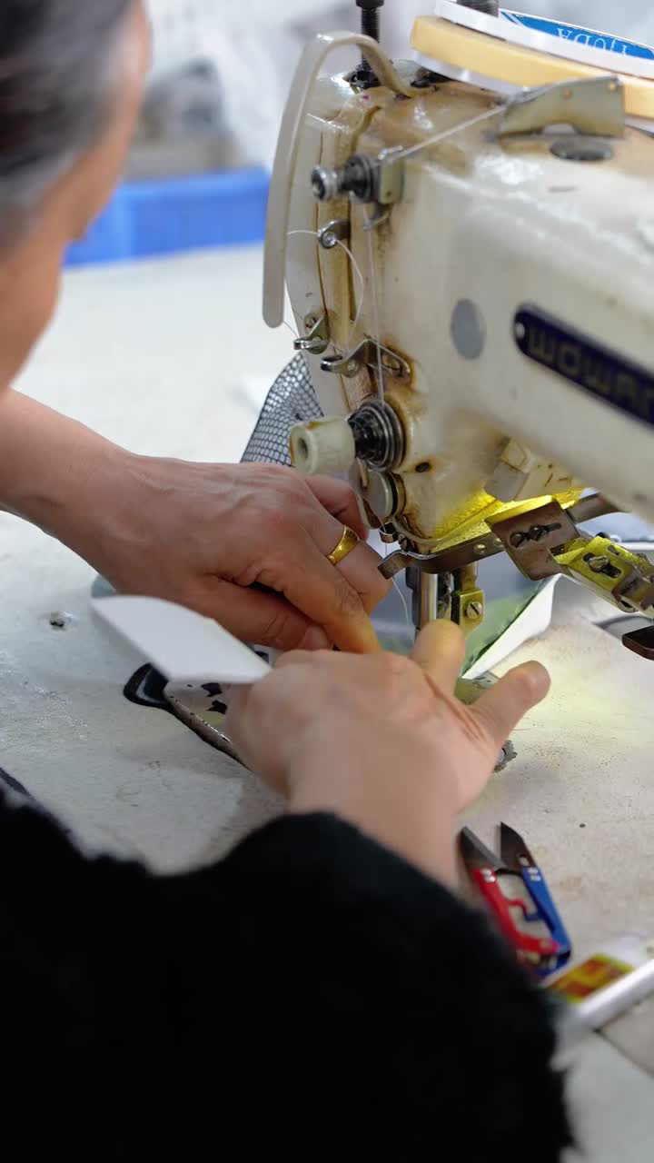 Процесс производства сумок для спортивных ракеток5