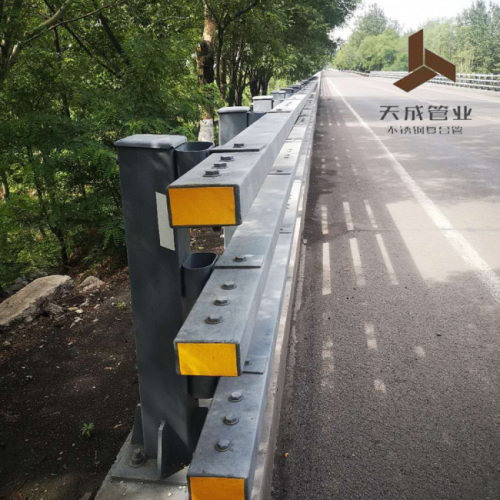 Jiaozuo Tiancheng Pipe Industry lance des barrières de sécurité anti-collision pour ponts en acier zinc de qualité supérieure