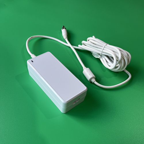 24V3A Desktop Power Adapter leverans med C6 C8 C14 -port och globala certifieringar