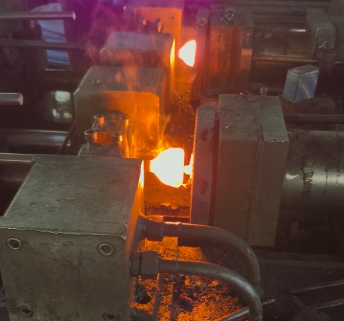 Miért igényel az IEEE C135.80 kovácsolt szemű csavarokat a hegesztett alternatívák helyett?