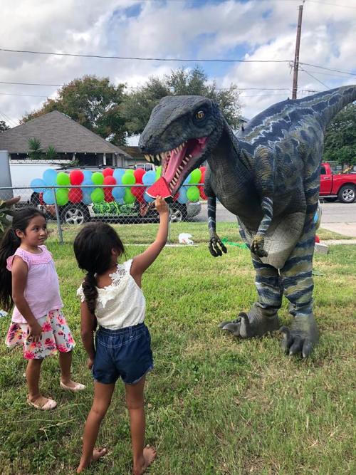 Electronic dinosaurs cross-border breakthrough: from classrooms to business districts, simulated behemoths set off an 