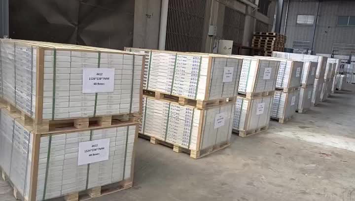 Lantai SPC dalam stok