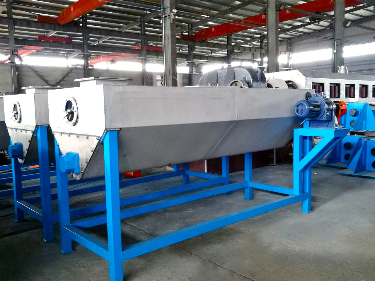 Raw material distribution hopper