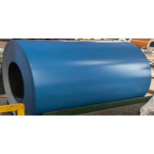 Proceso de producción de bobinas de acero recubiertas de color azul.