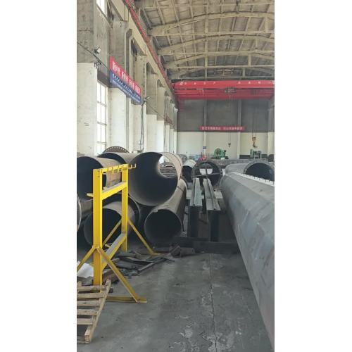 Escena de trabajo de postes tubulares de acero en el taller de soldadura.