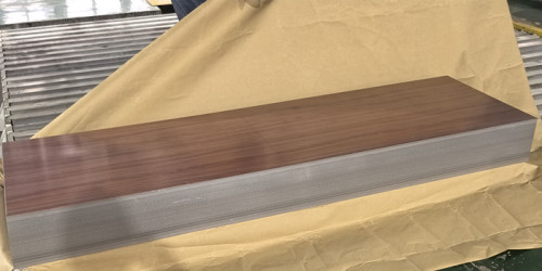 ما دستگاه برش و برش ورق های فلزی با پوشش رنگی VCM داریم