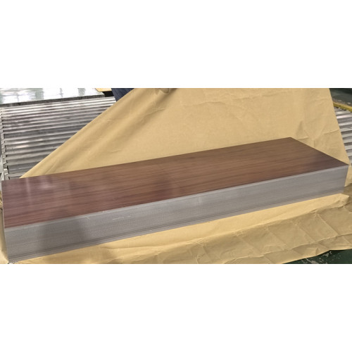 יש לנו מכונת חיתוך וחיתוך גיליונות מתכת בצבע VCM