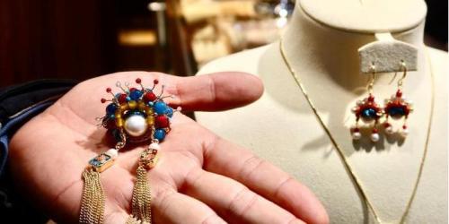Collares, aretes, pulseras y otros accesorios de estilo chino de Yiwu, Zhejiang se venden bien en el sudeste asiático.