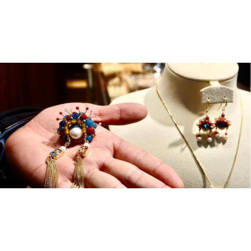 Collares, aretes, pulseras y otros accesorios de estilo chino de Yiwu, Zhejiang se venden bien en el sudeste asiático.