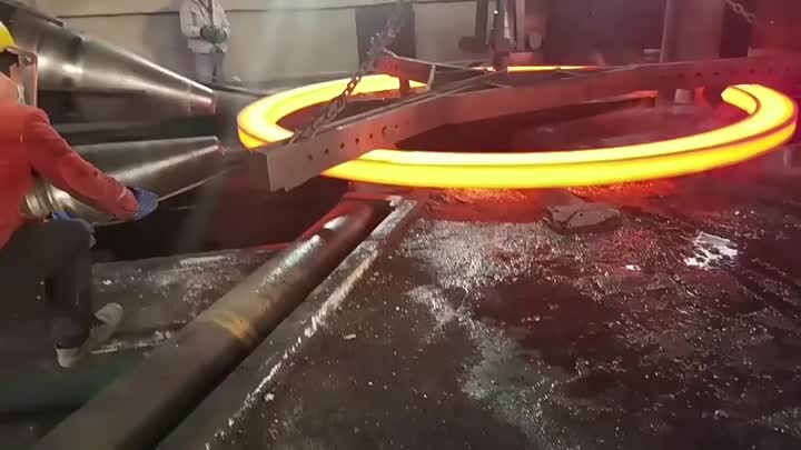 Proceso de forja de piezas de acero