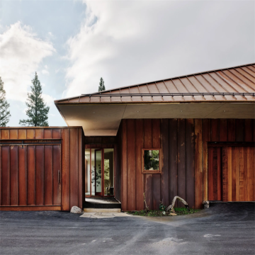 A arquitetura usa a Corten Steel para cobrir a casa em forma de pirâmide em Montana