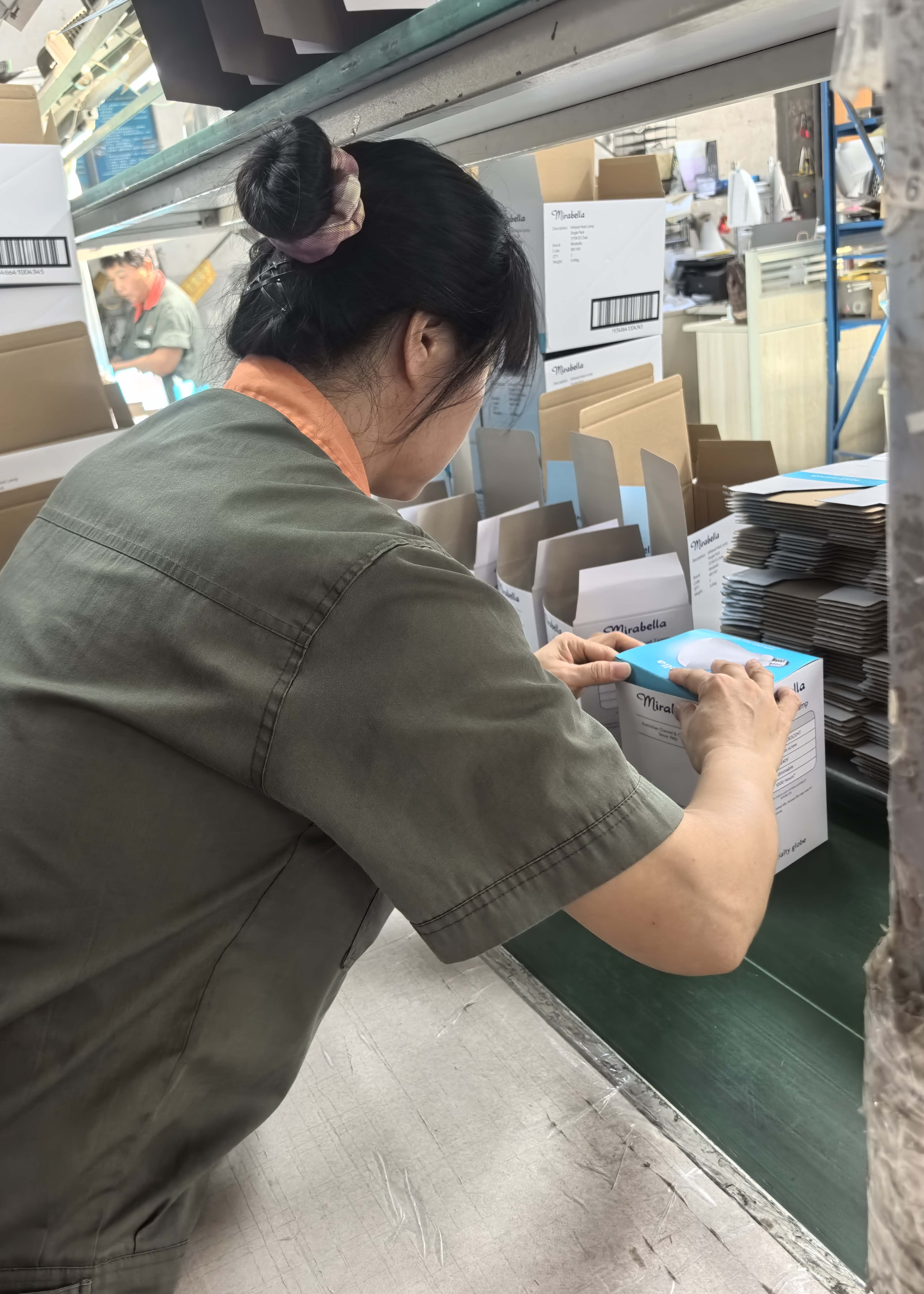 Video of installing insulation film for light bulb