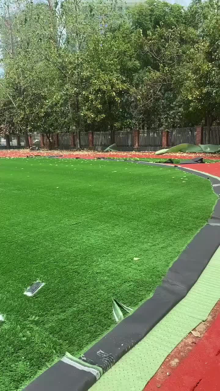 Instalación de campo de césped artificial