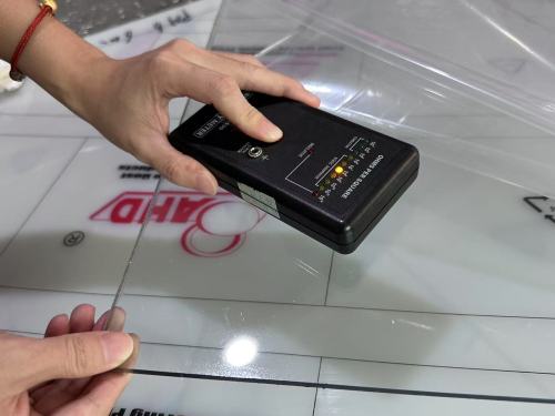 ¿Por qué las láminas de PC pueden permanecer transparentes después de agregarles rellenos conductores para convertirse en láminas de PC antiestáticas?