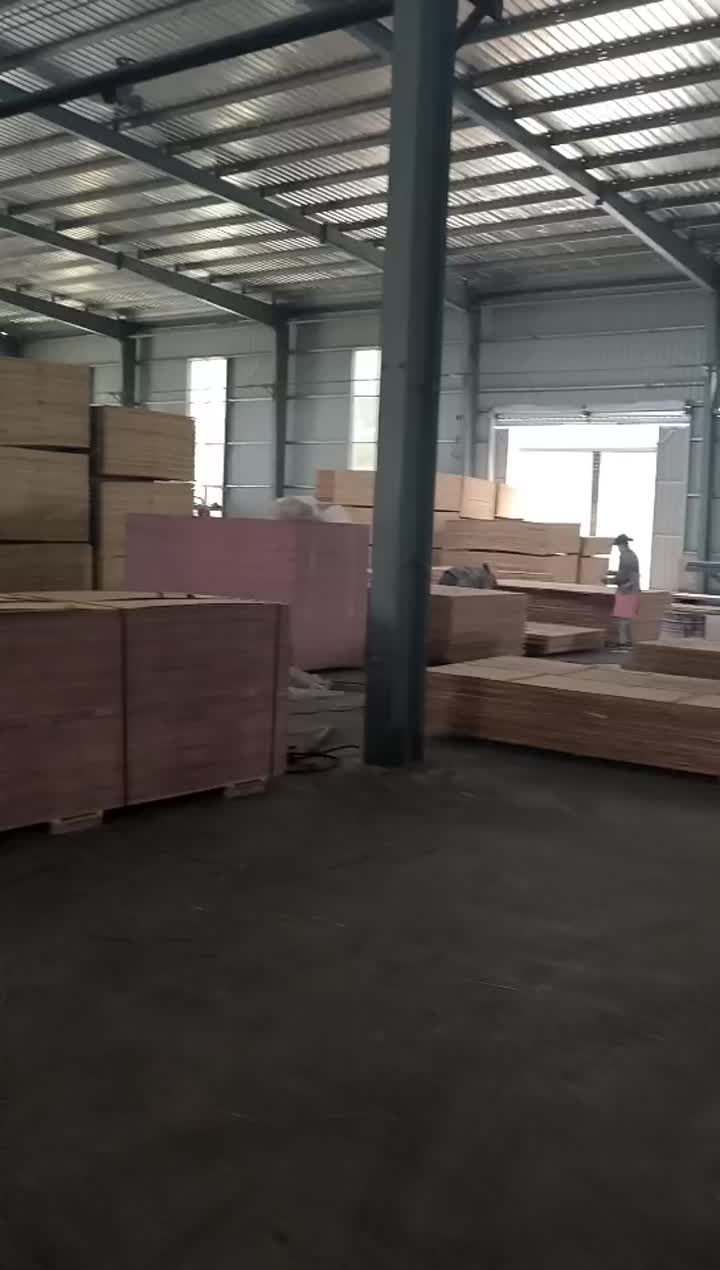 Trabalhadores em Linyi Jiu Heng Wood produzindo madeira compensada