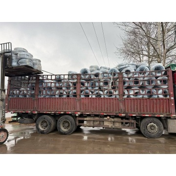 Caminhão contêiner de 40 pés da Rislife carregado com pneus de motocicleta personalizados enviados para o Paraguai, expandindo ainda mais seu mercado latino-americano!