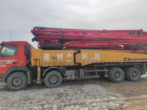 Нове основне обладнання на будівельному майданчику: 56-метровий бетононасос робить процес будівництва більш плавним та ефективним.