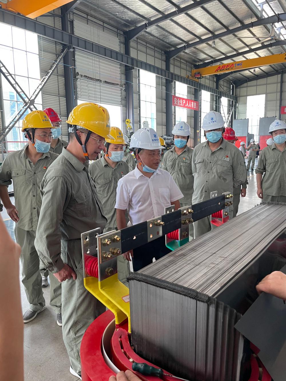 2021年8月25日公安县电力公司总经理来我公司考察并参观车间工人作业情况。1