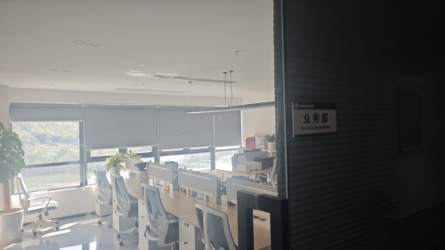 Enquanto a maioria dos membros da nossa equipe técnica e de negócios participa de exposições do setor para explorar as últimas tendências globais de segurança e se conectar com parceiros mundiais, nosso engenheiro sênior, Sr. Chen, permanece focado nos ba