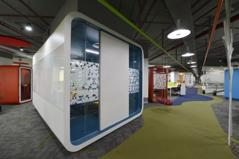 Soundproof meeting booth