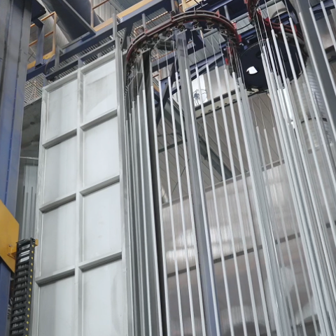 门和窗户剖面的喷涂过程