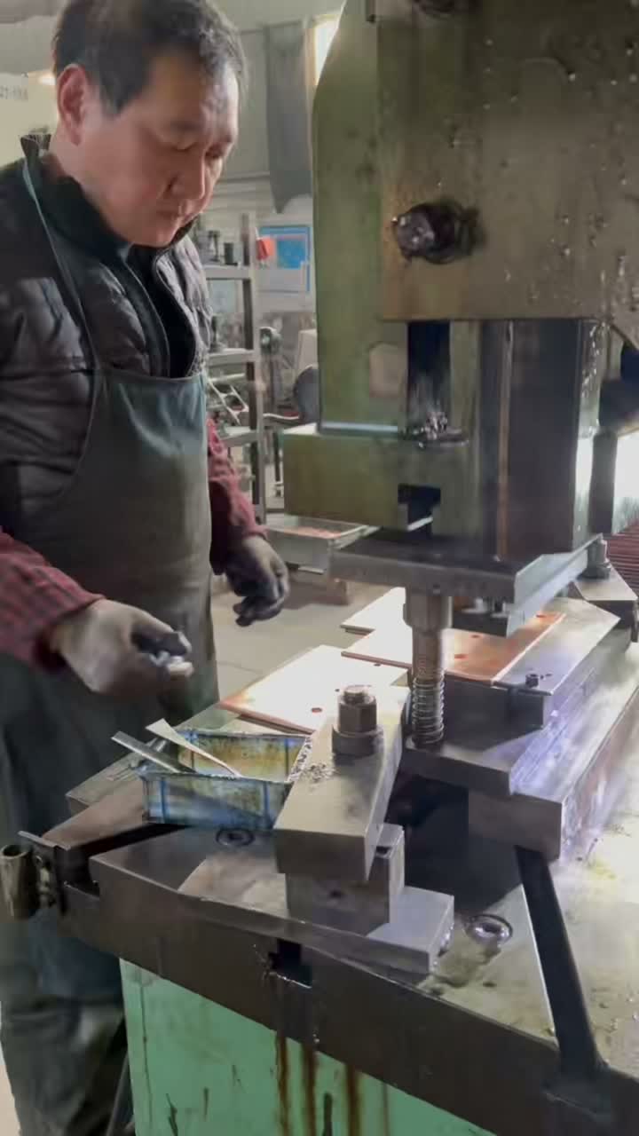 Procesamiento de punzonado de barras de cobre.