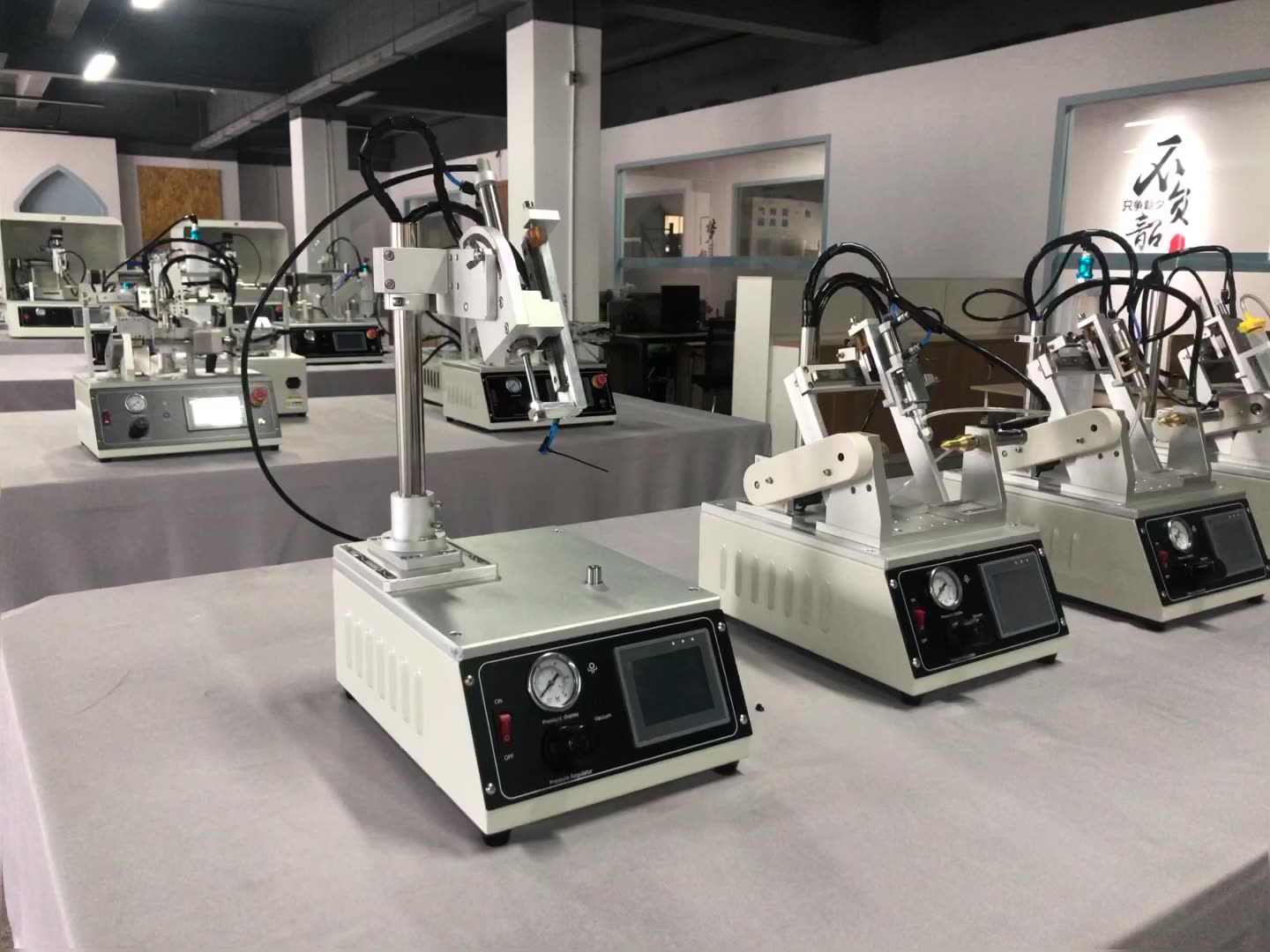 Fabrik Direktvertrieb automatischer Kleberabgabemaschine zum Abgeben von runden Produkten Th-2004L1-KJ1