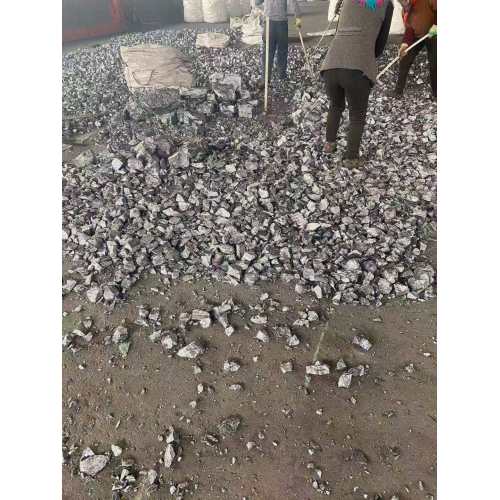 يقوم الموظفون بتقطيع قطع كبيرة من السيليكون إلى قطع صغيرة