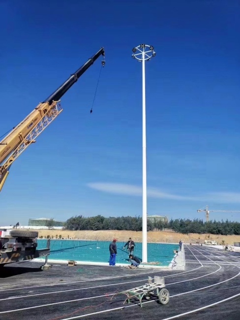 Construction à paroi épaisse : les poteaux octogonaux coniques supportent des charges de luminaire de 200 kg sans déviation
