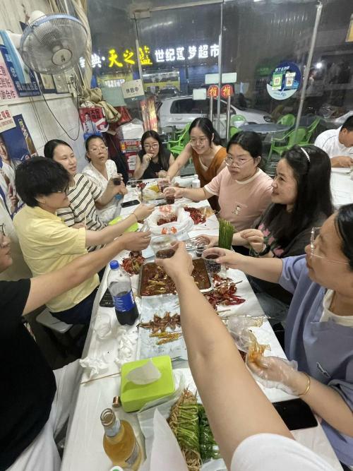 Das Late-Night-Diner ist geöffnet – ein nächtliches Snack-Abenteuer mit Mitarbeitern von Jiangyin Mingde