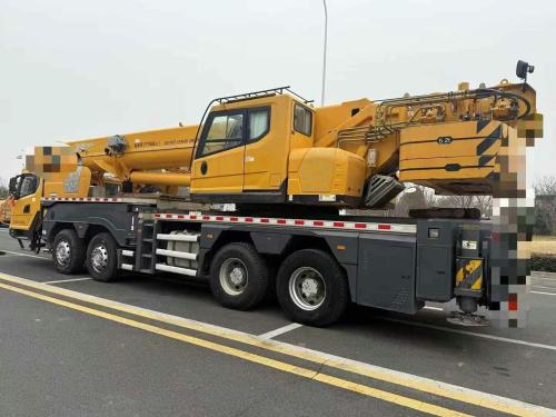 Uma escolha prática! Equipamento confiável de guindaste de caminhão usado de 55 toneladas capacita operações de engenharia