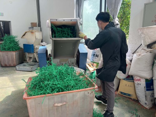 تقوم شركة Linhai Jincheng Plastic Crafts Co., Ltd. بتوريد مستلزمات يومية منزلية متنوعة للسوق المنزلية العالمية