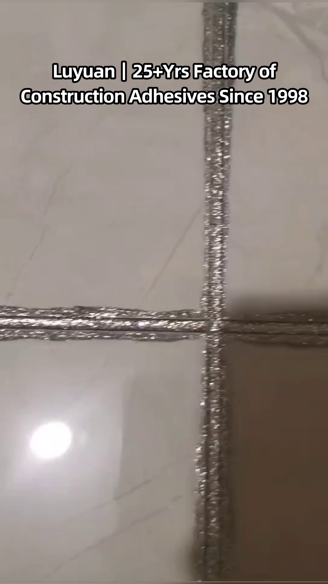Propiedades de sellador de alta elongación para contrarrestar deformaciones menores del sustrato debido al asentamiento del edificio.