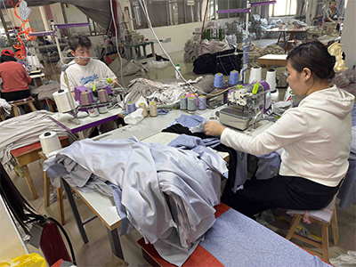 توفر Pujiang Runfeng Apparel حلول تصدير الملابس المخصصة المتميزة لأسواق الأزياء العالمية