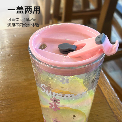 Beber água é super conveniente! Copo de vidro com tampa - item indispensável no dia a dia.