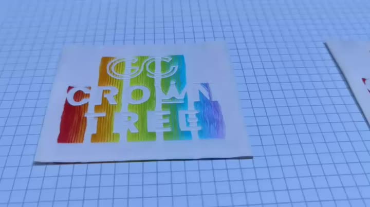 Plovoucí příze speciální technikou tkaný štítek