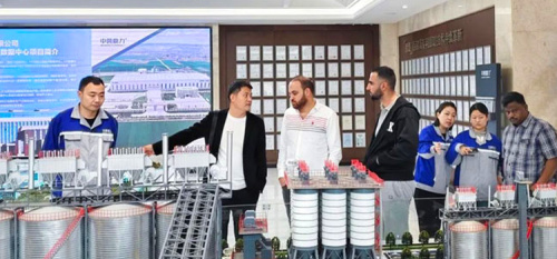 Khách hàng Ấn Độ đã đến thăm nhà máy của chúng tôi để kiểm tra máy nghiền di động, máy nghiền hàm và các thiết bị nghiền khai thác mỏ khác.