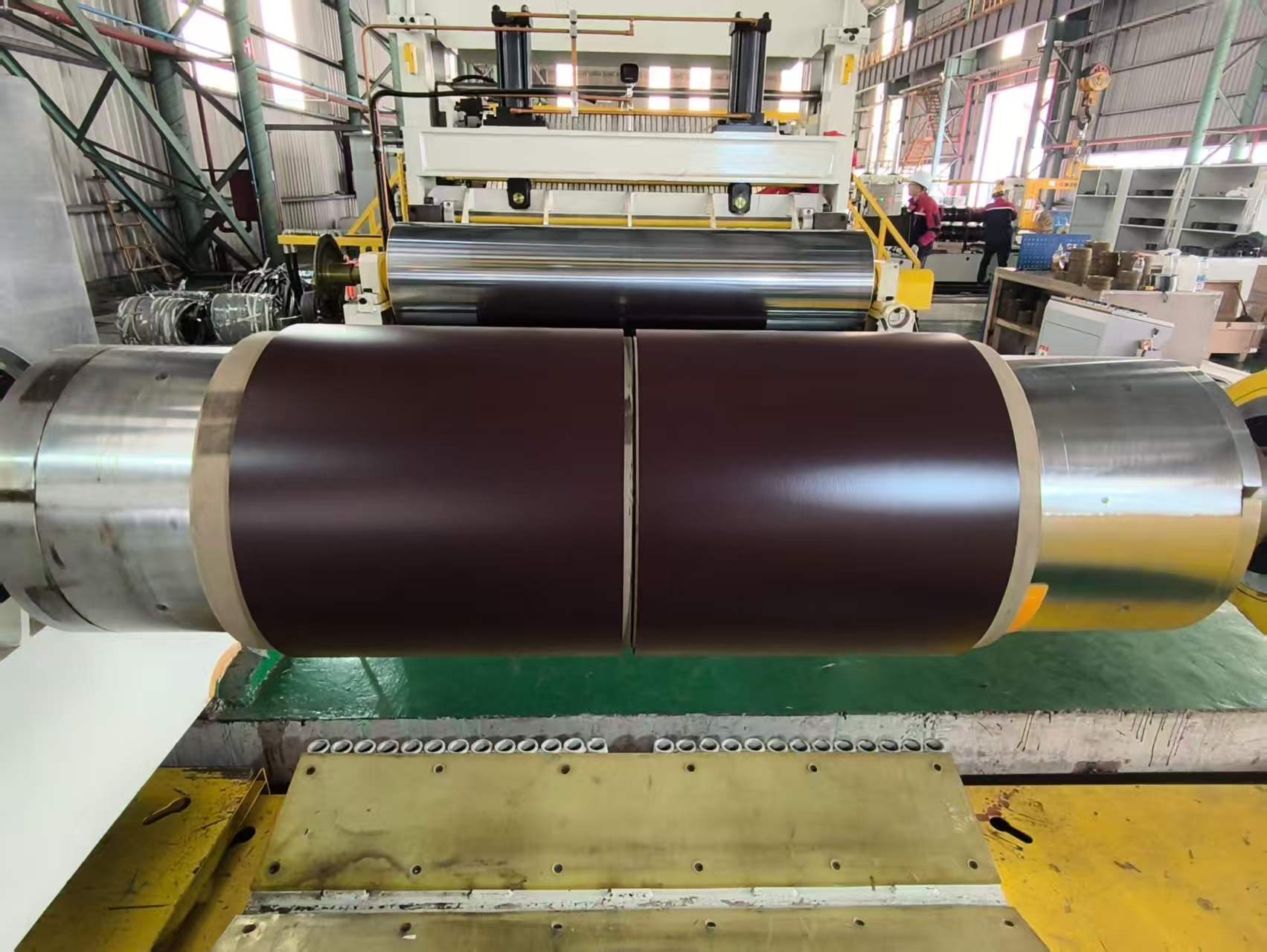 Keluli Tergalvani Bersalut Warna Merah Timbul