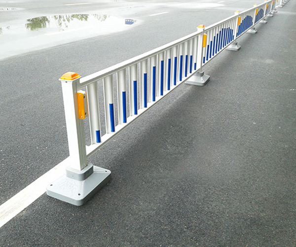 Pedestrian walkway guardrail