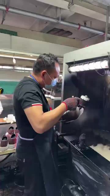 Shoe Finishing Process – Spray Coating and Surface Treatment