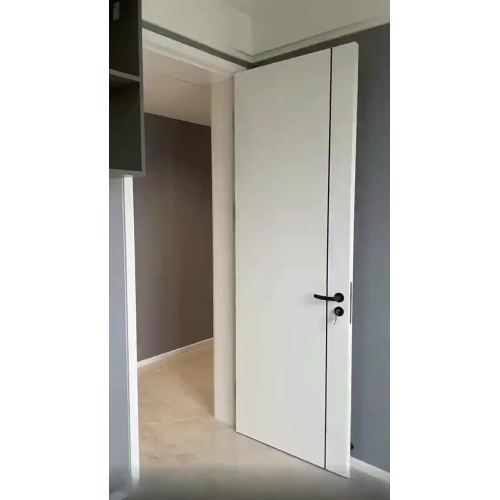 Weißes, modernes Türdisplay aus Holz