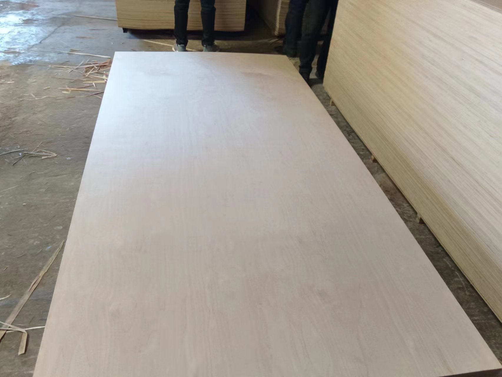 Proceso de pavimento de madera contrachapada de muebles