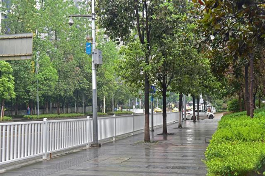 Pedestrian walkway guardrail